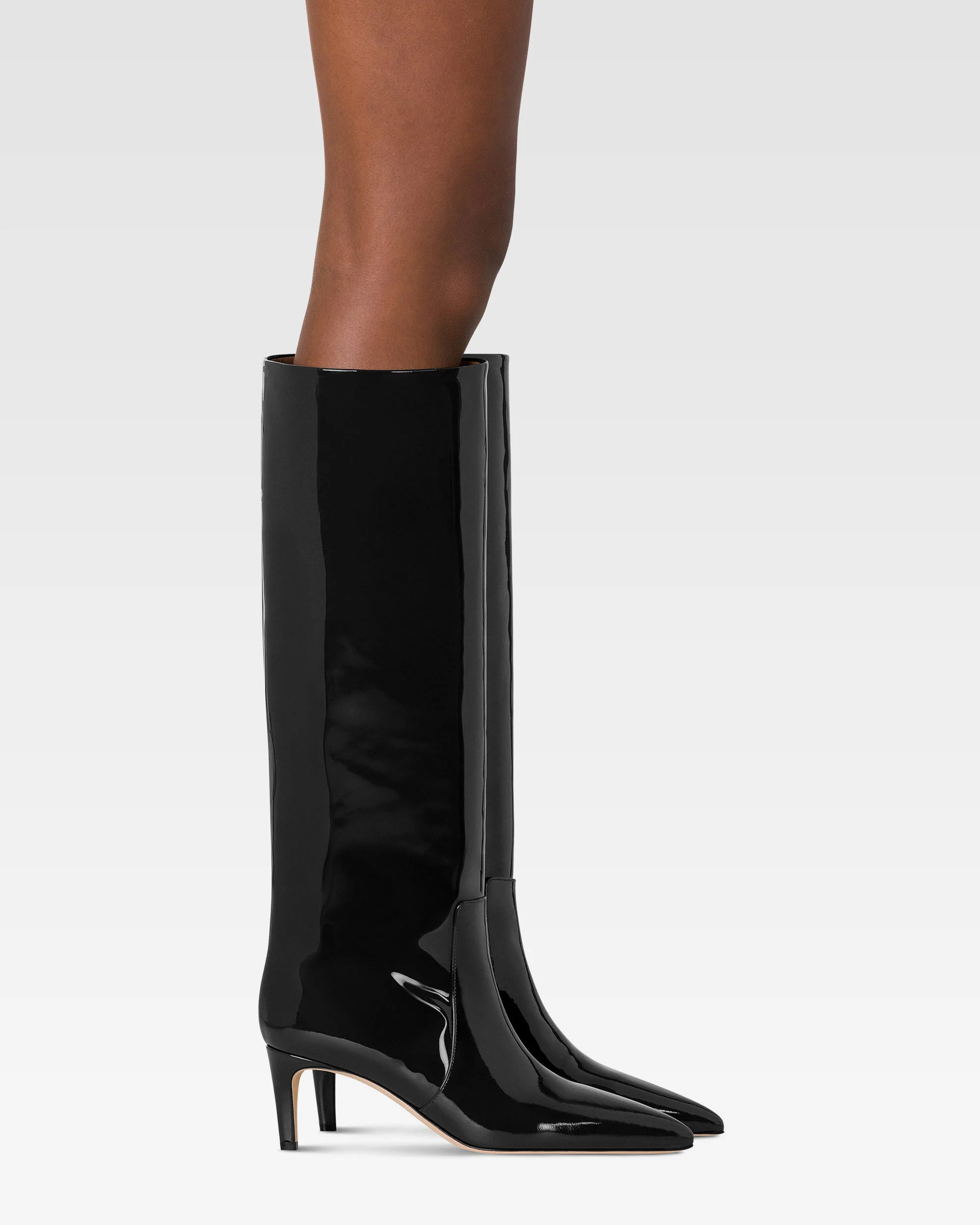 Boots in black patent leather. 6 Boots in black patent leather.