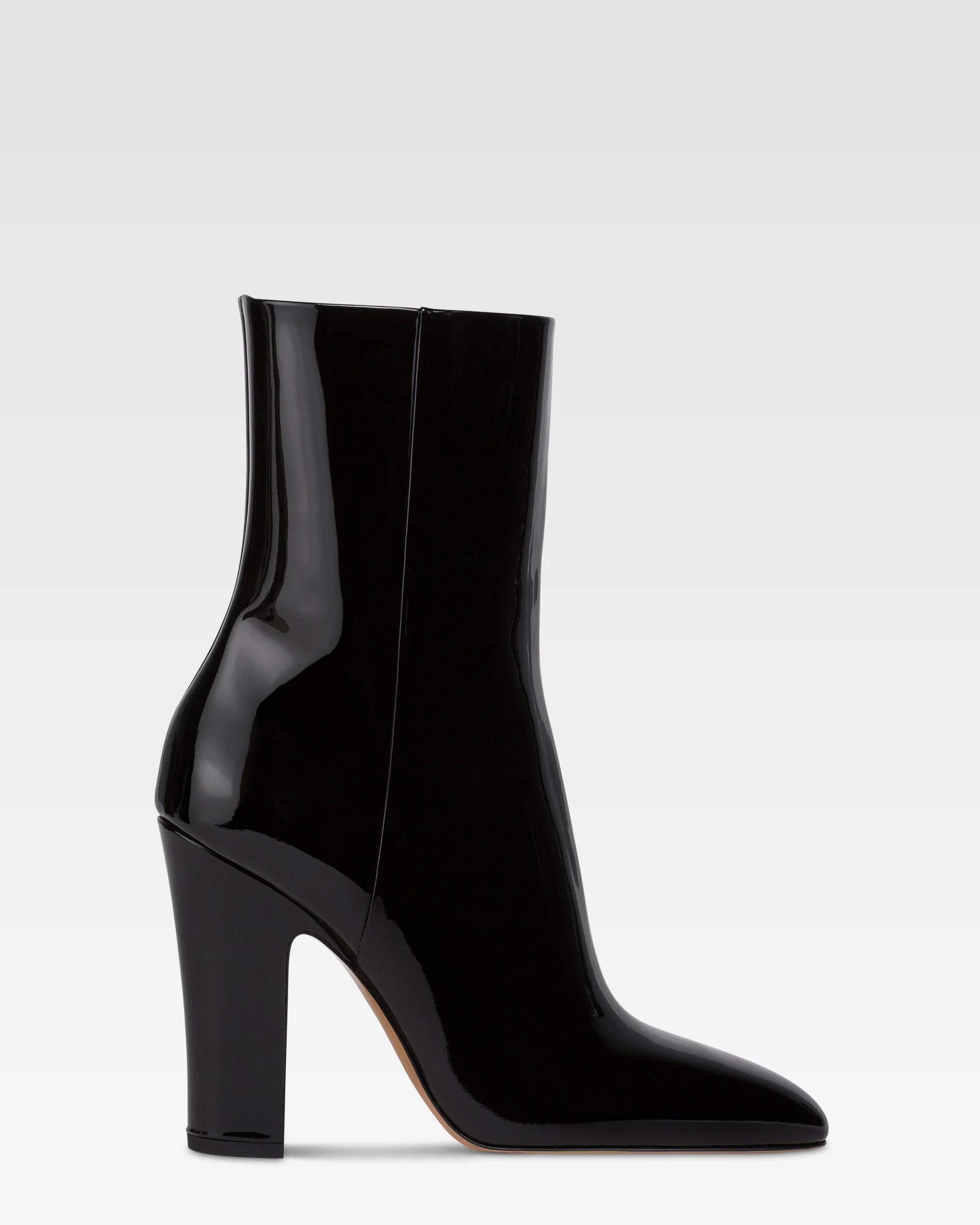 Ankle boots in black patent leather.