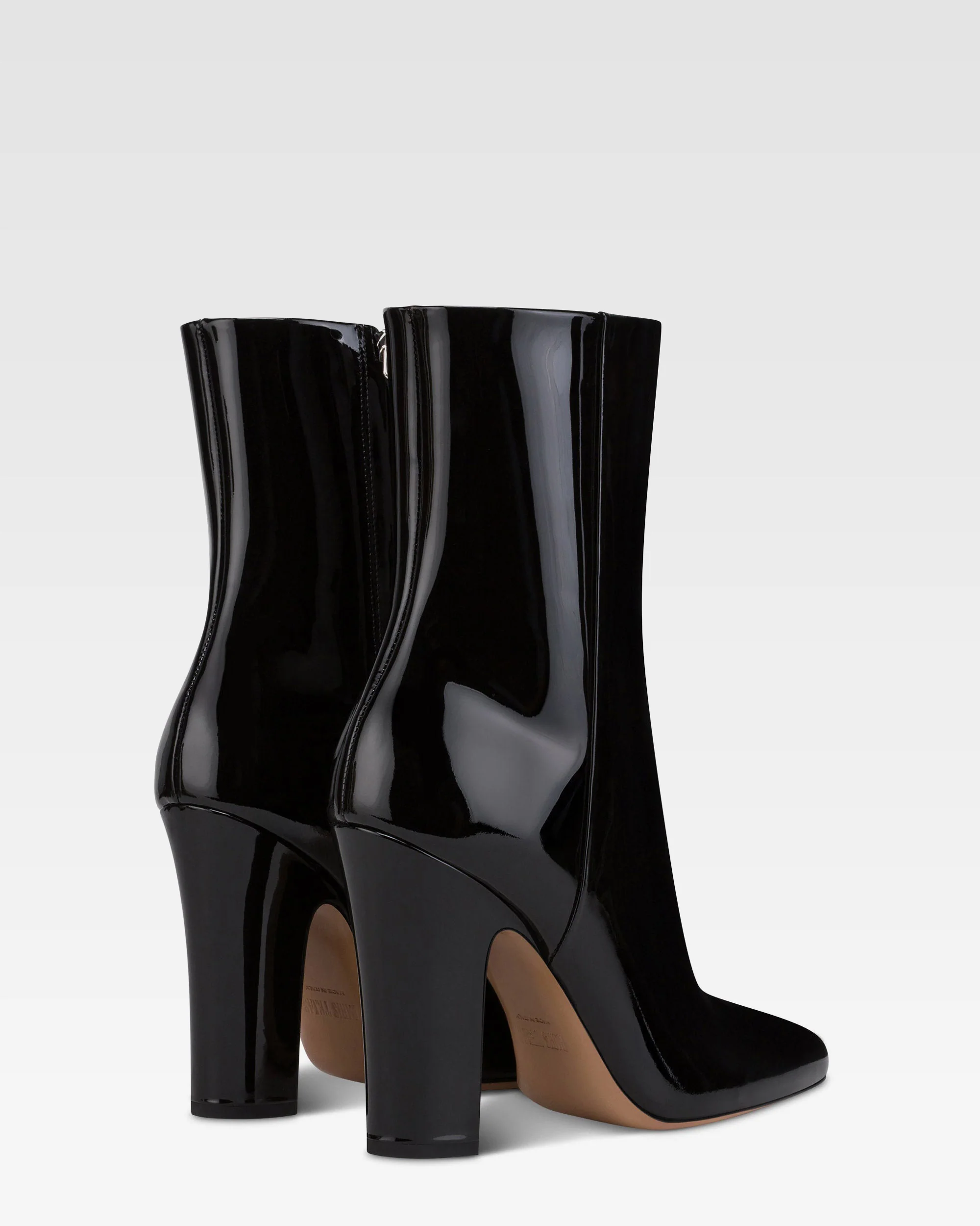 Ankle boots in black patent leather. 3 Ankle boots in black patent leather.