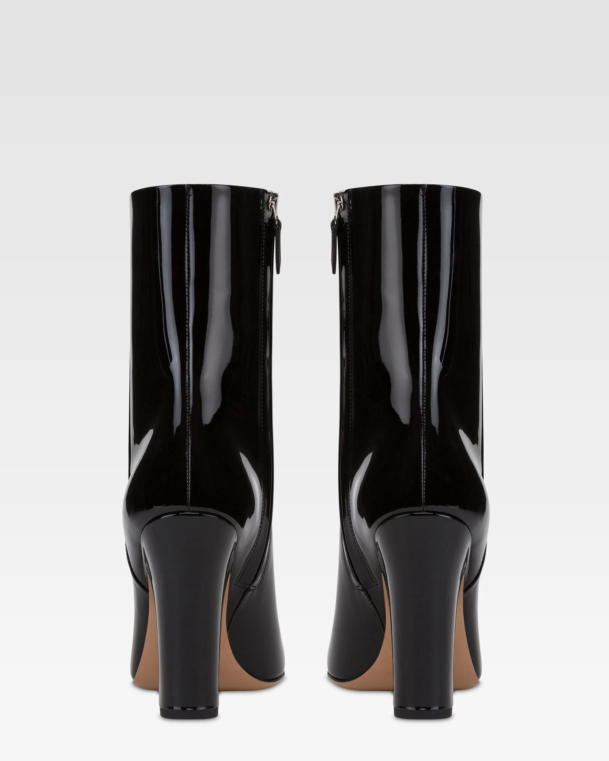 Ankle boots in black patent leather. 4 Ankle boots in black patent leather.