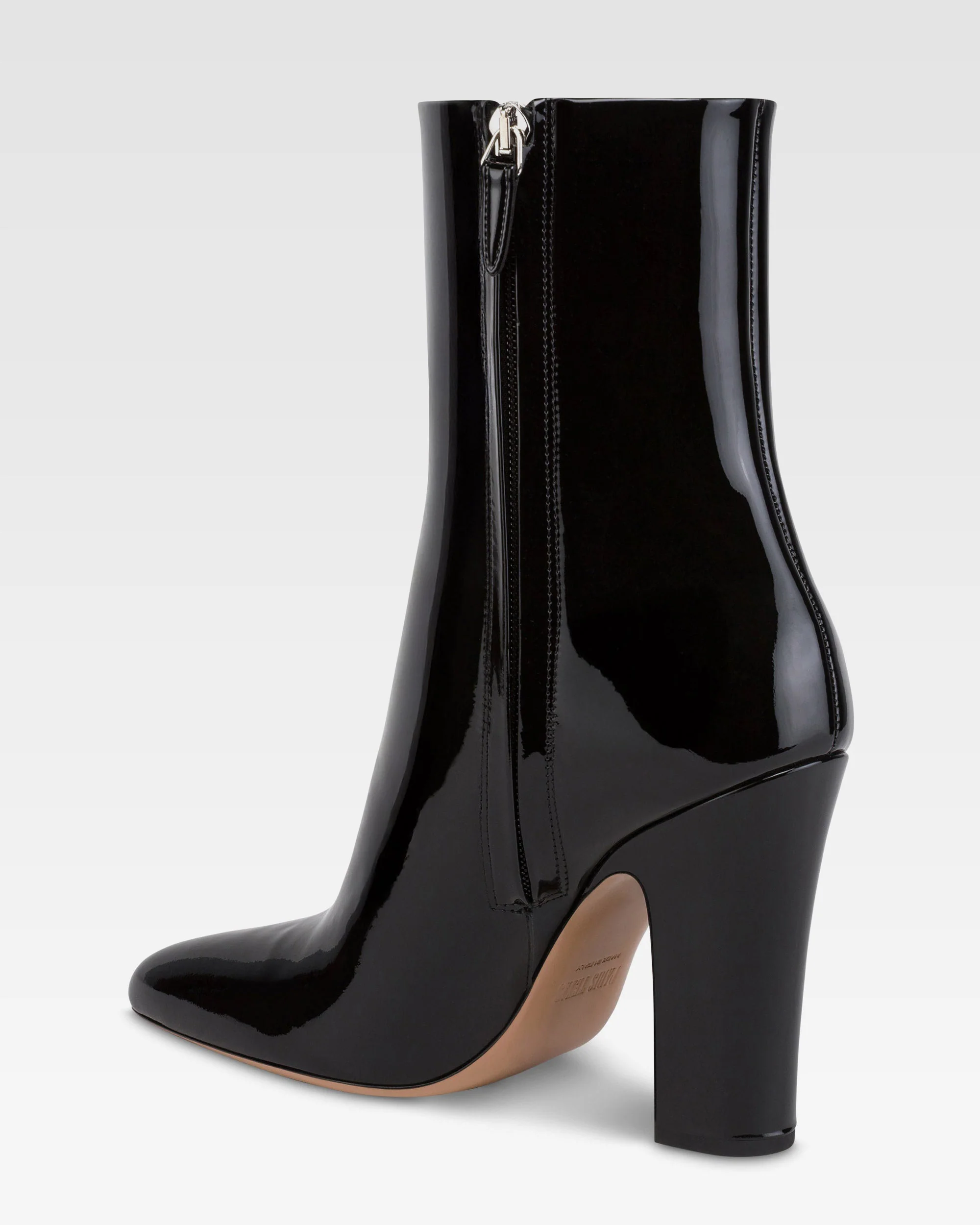 Ankle boots in black patent leather. 5 Ankle boots in black patent leather.