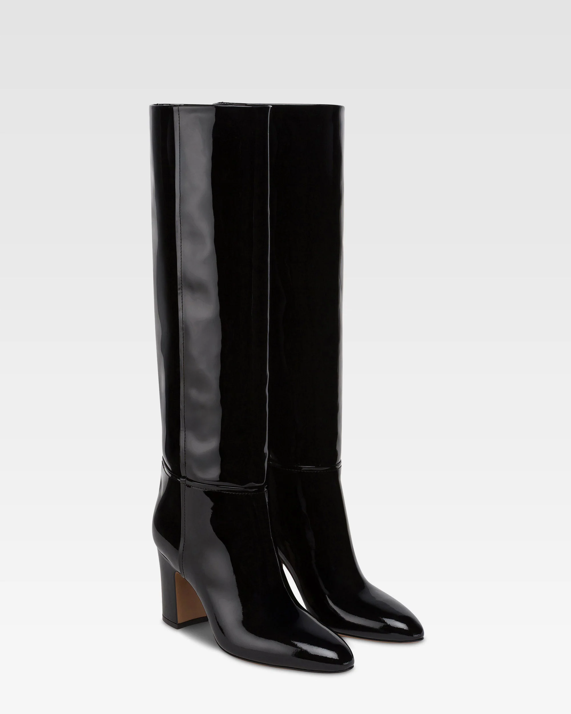 Boots in black patent leather.