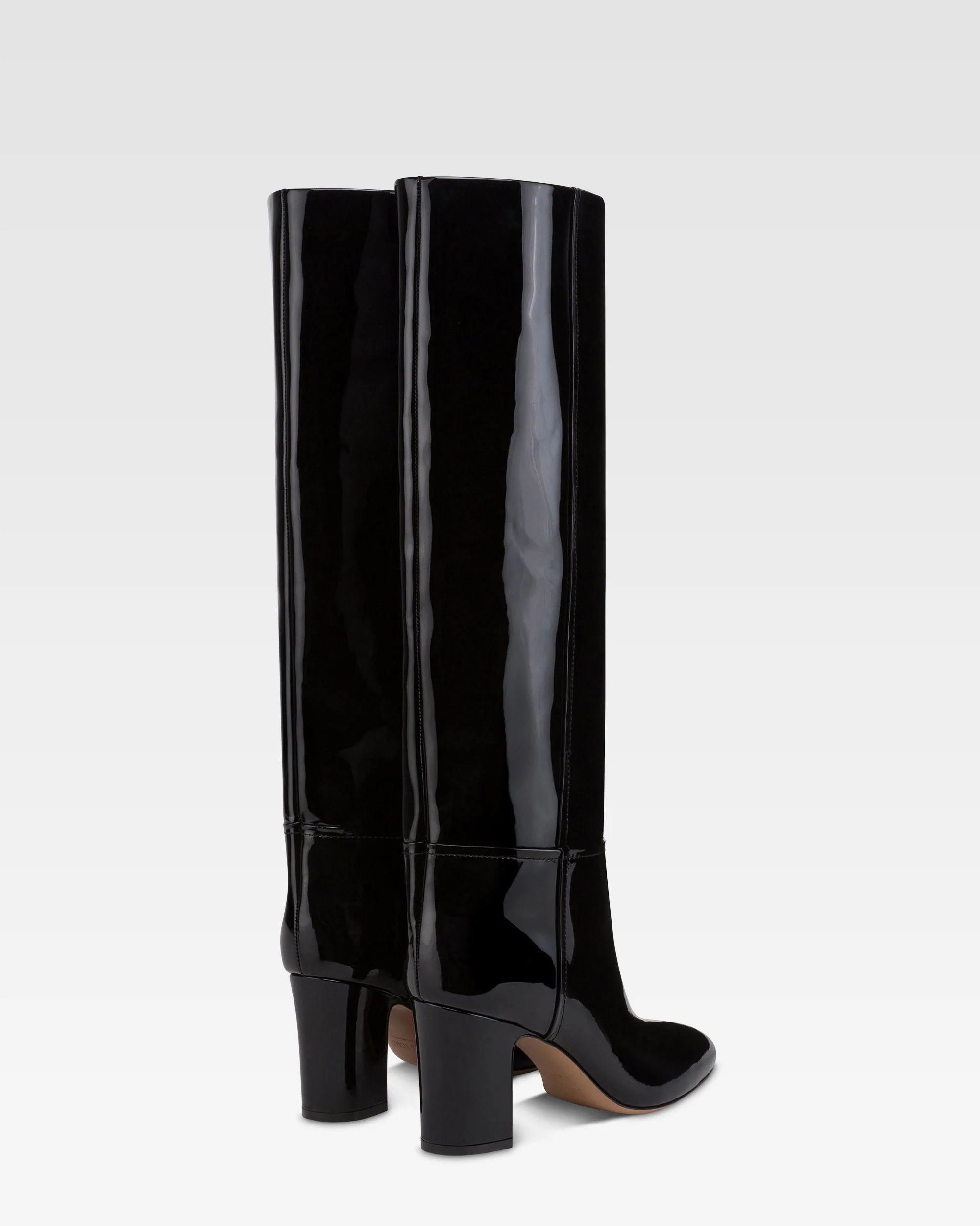 Boots in black patent leather. 3 Boots in black patent leather.