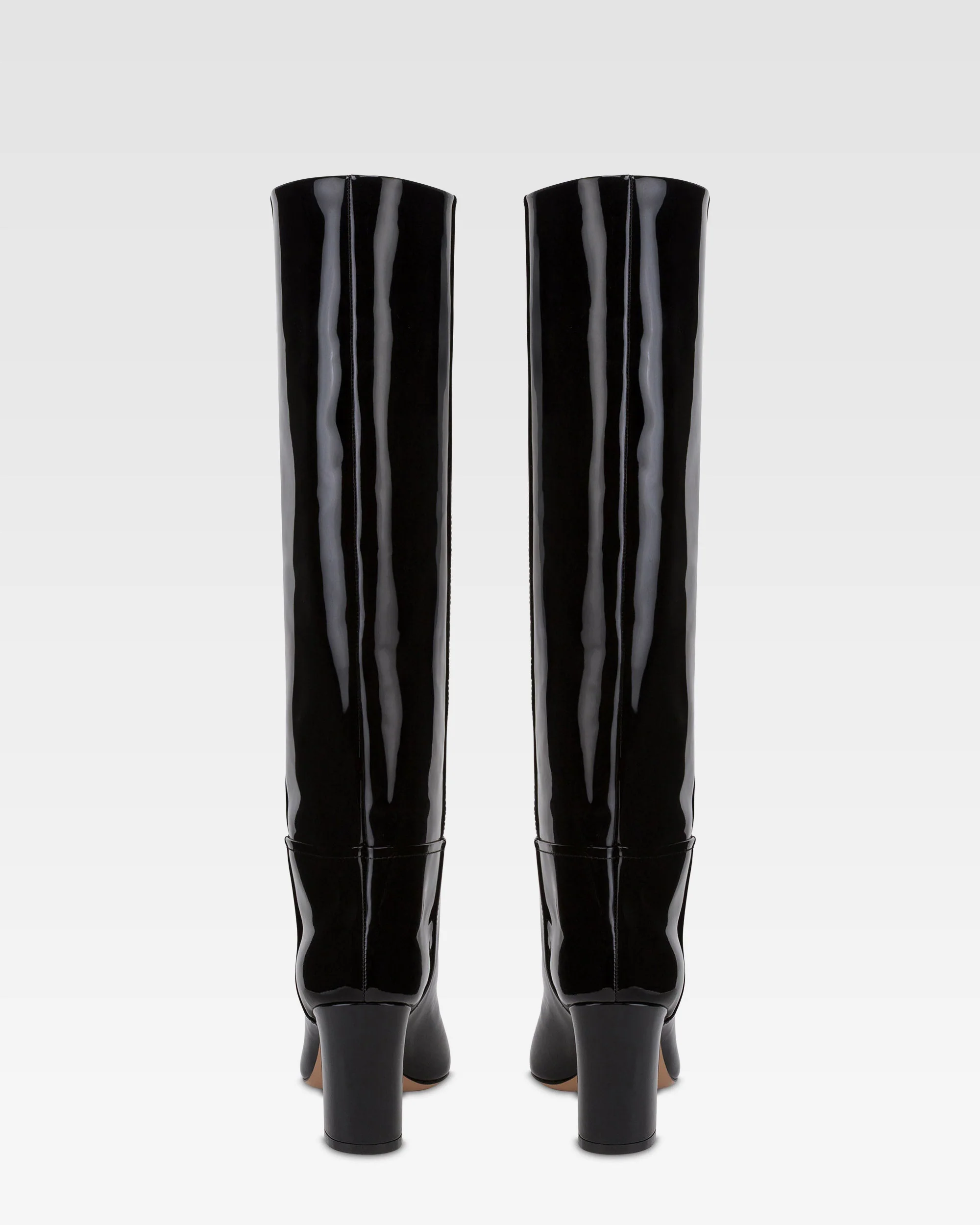 Boots in black patent leather. 4 Boots in black patent leather.
