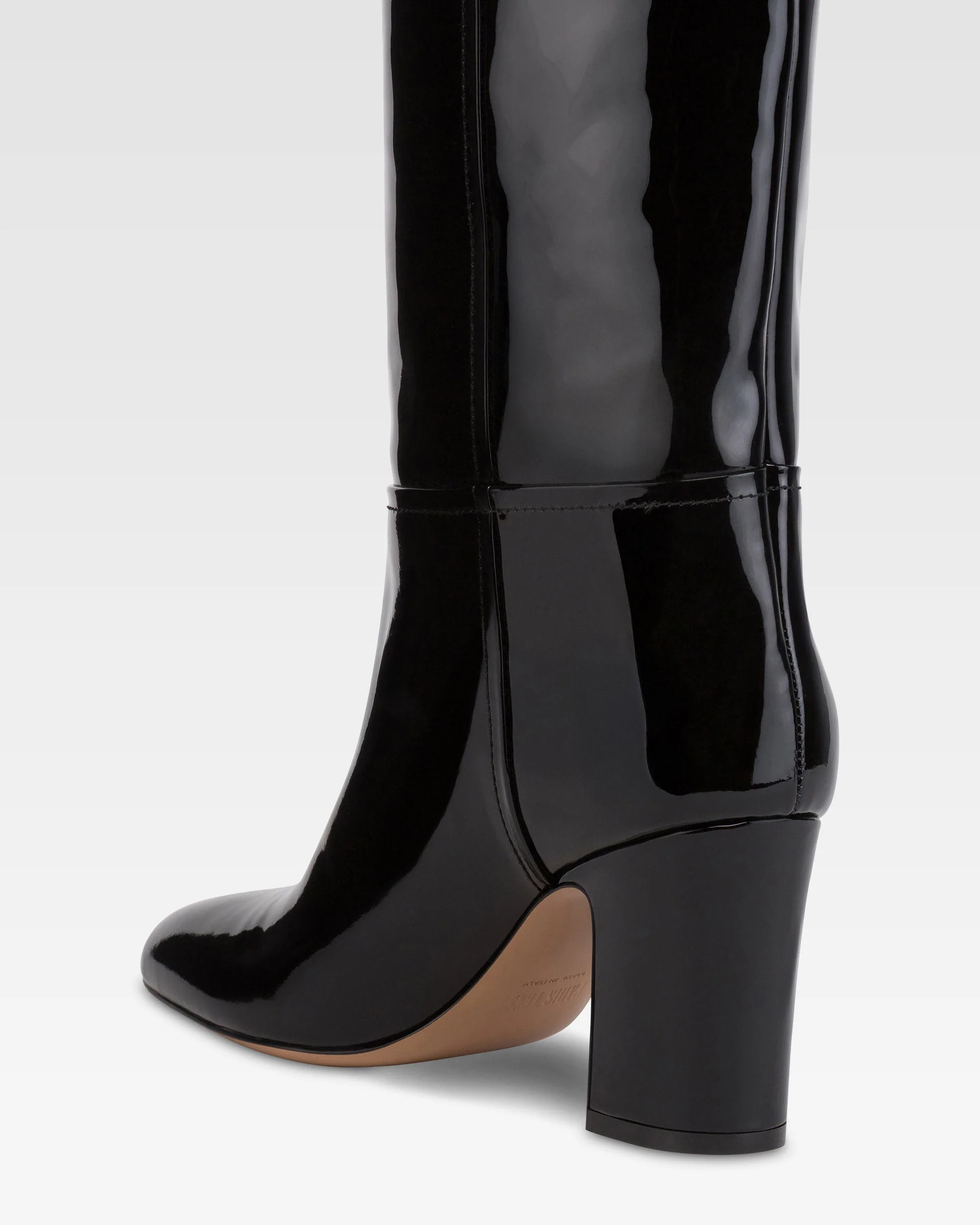 Boots in black patent leather. 5 Boots in black patent leather.
