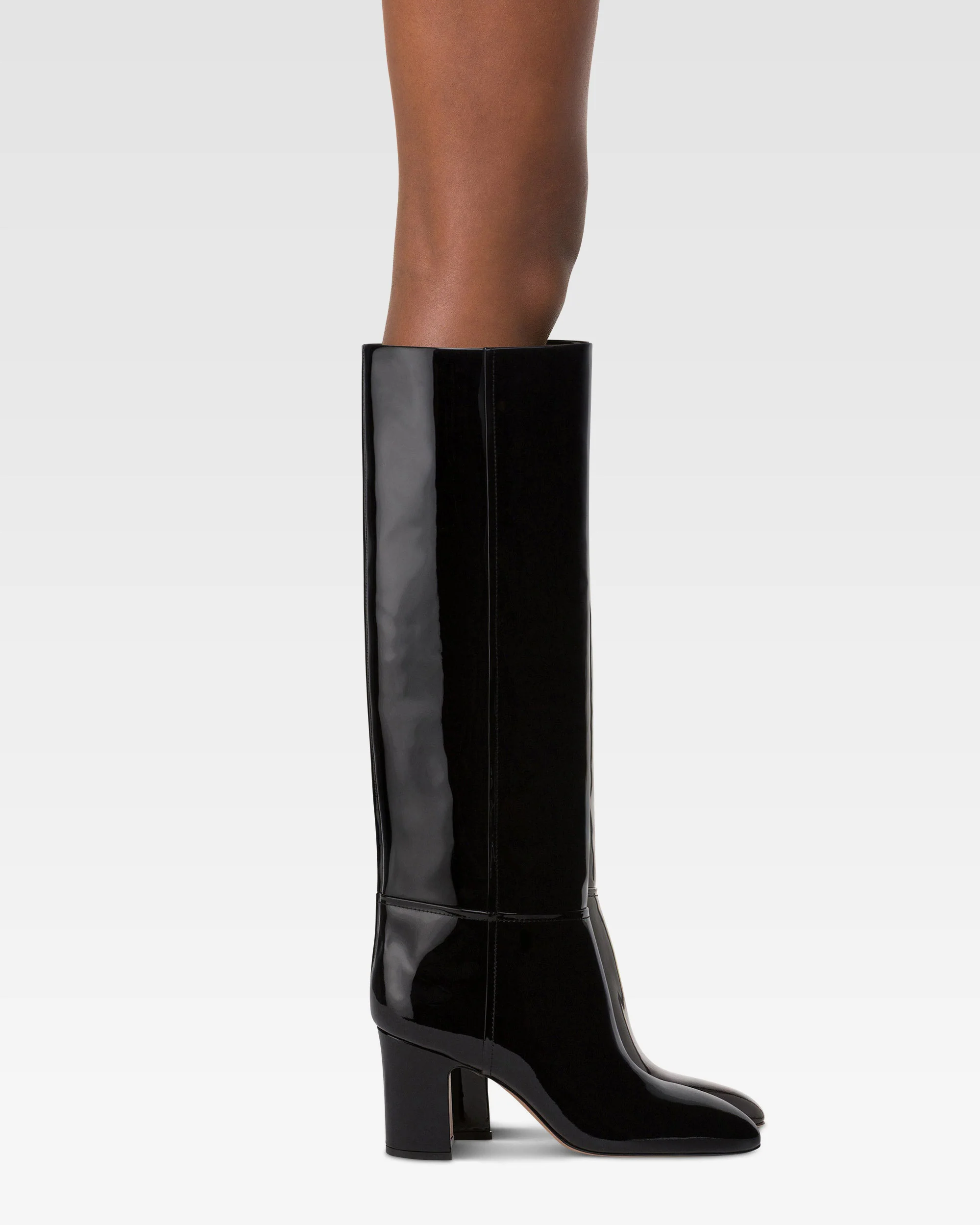 Boots in black patent leather. 6 Boots in black patent leather.