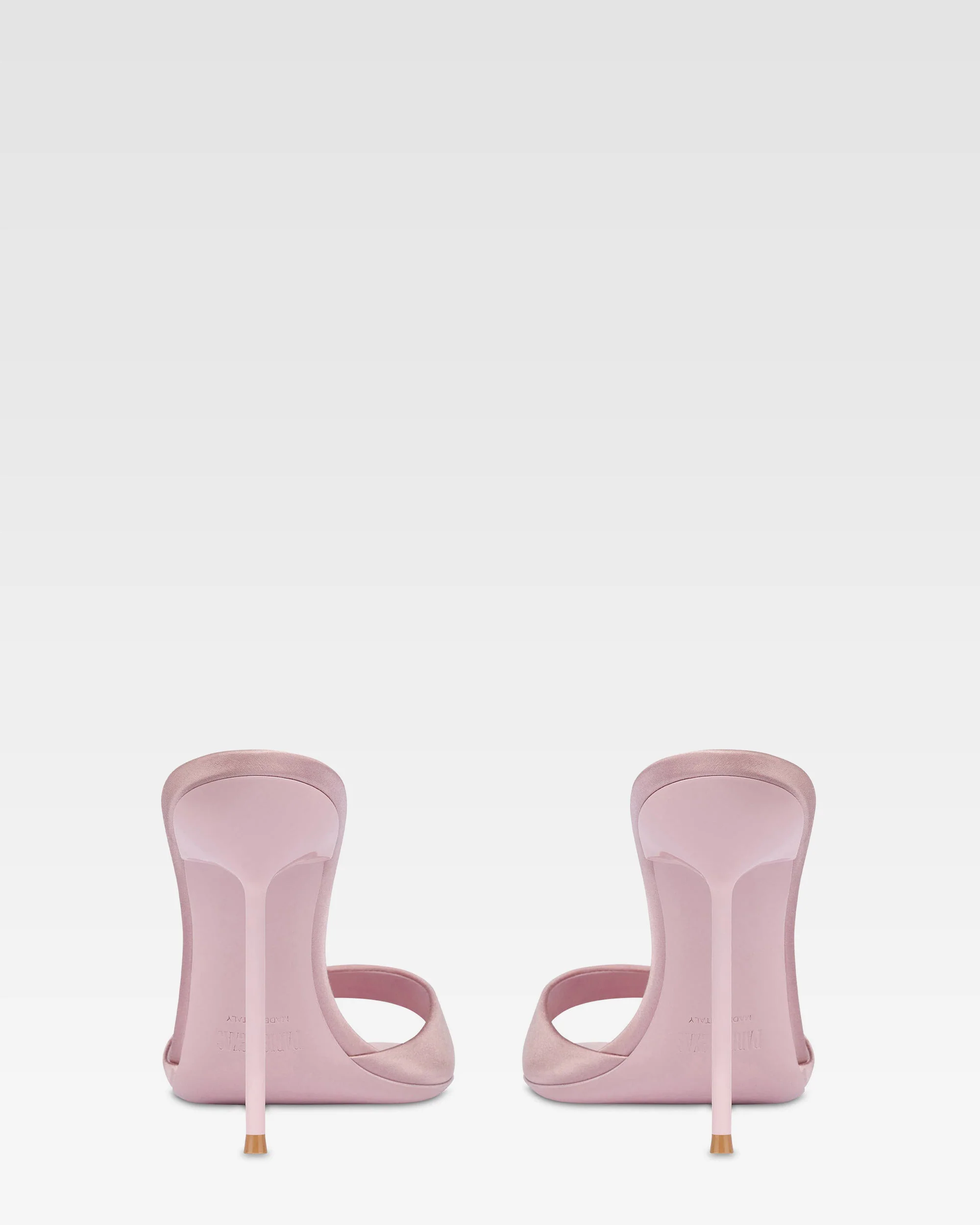 Mules in ballerina pink satin. 4 Mules in ballerina pink satin.