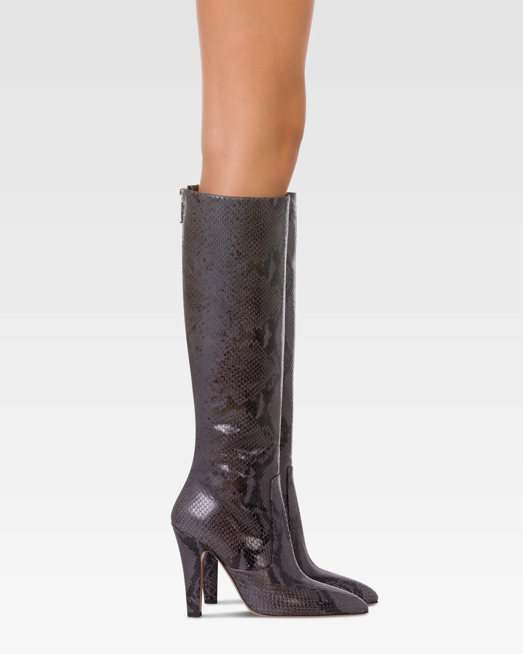 Boots in ash printed python leather. 6 Boots in ash printed python leather.