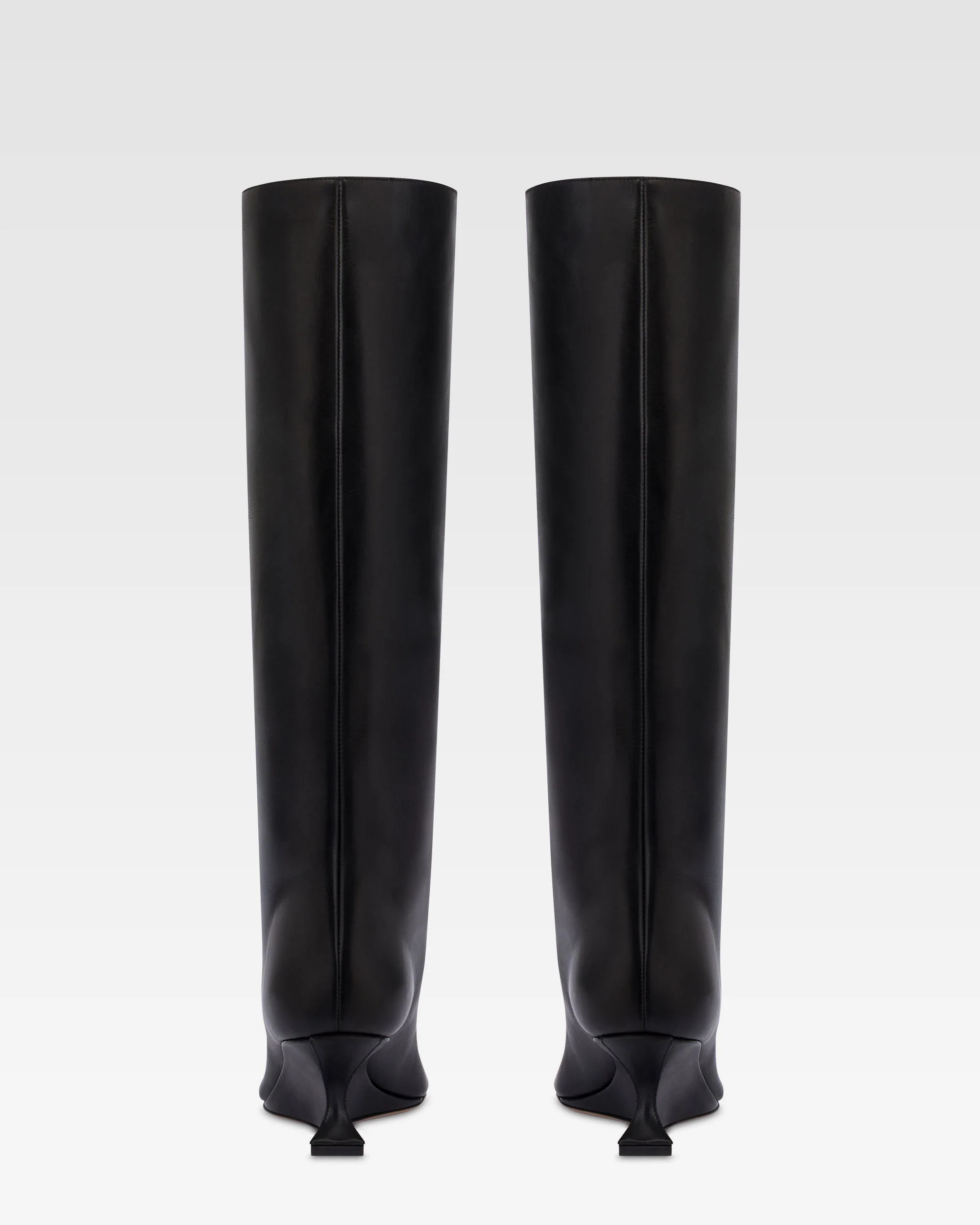 Boots in black calf leather.