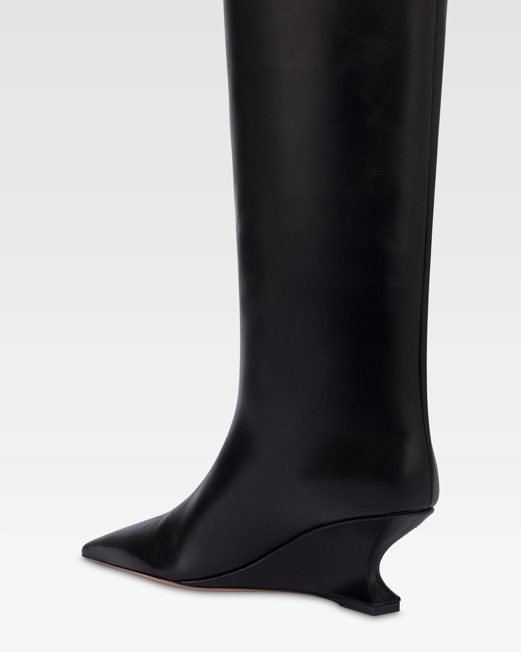 Boots in black calf leather.