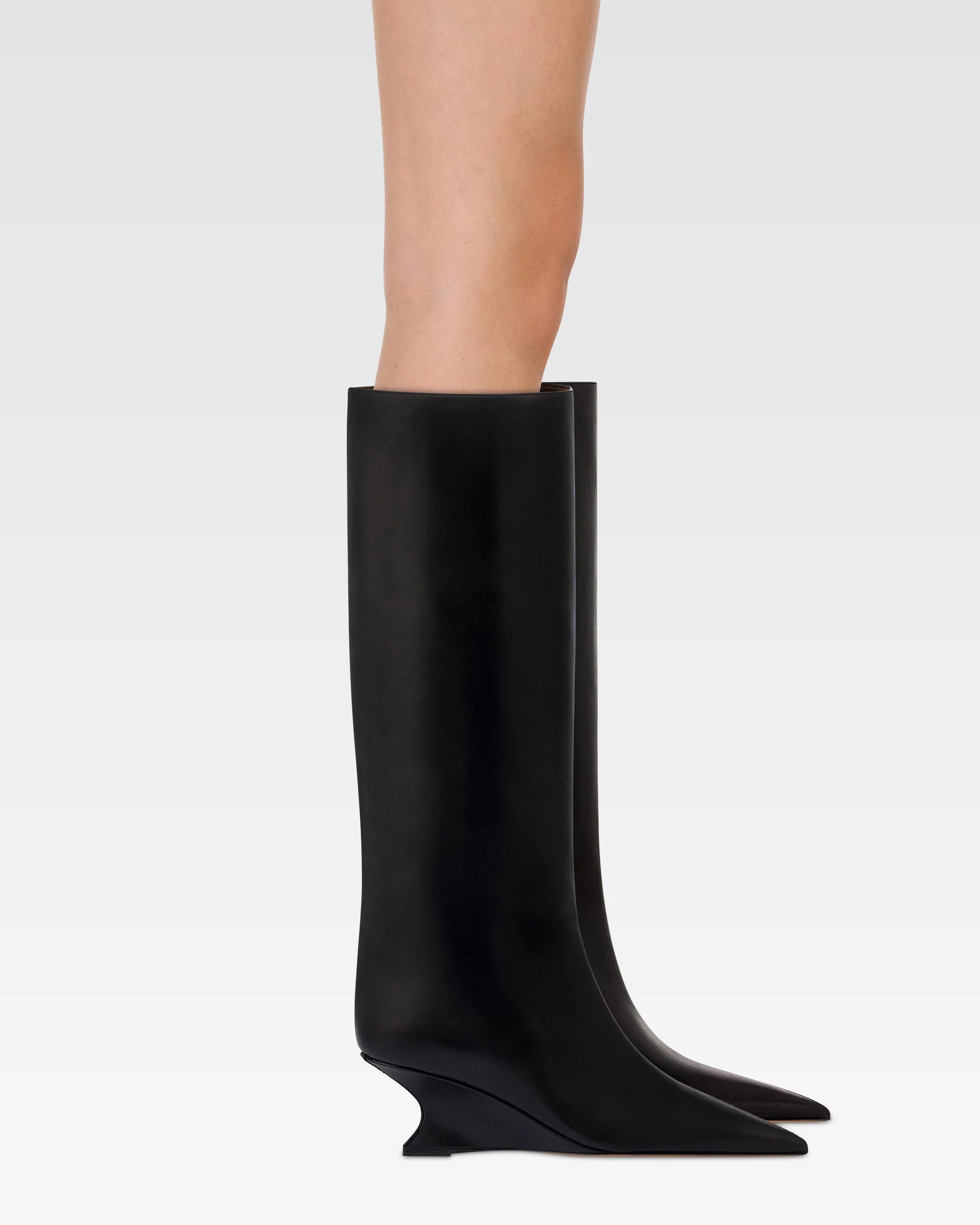 Boots in black calf leather.