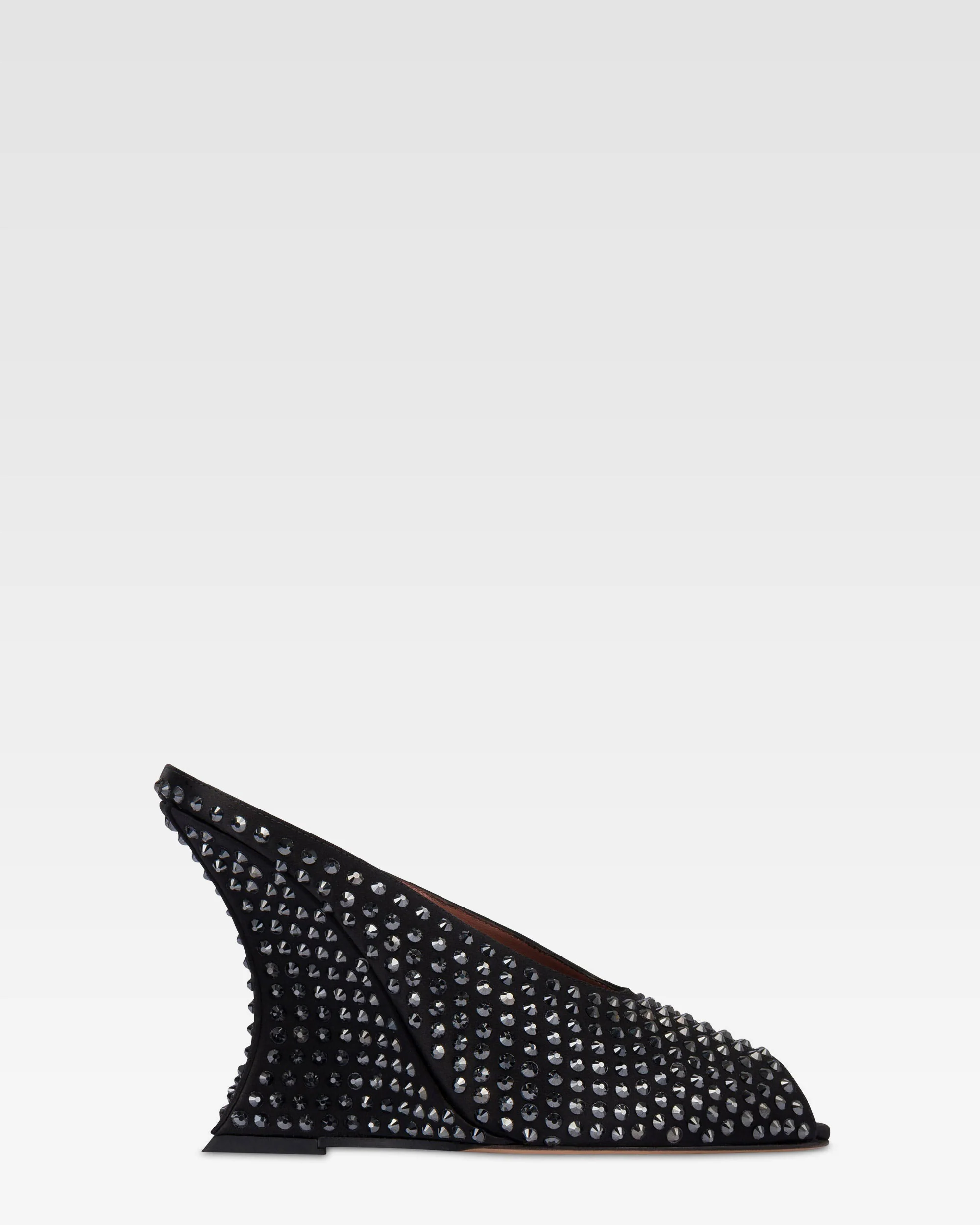 Sabots in black satin with crystals.