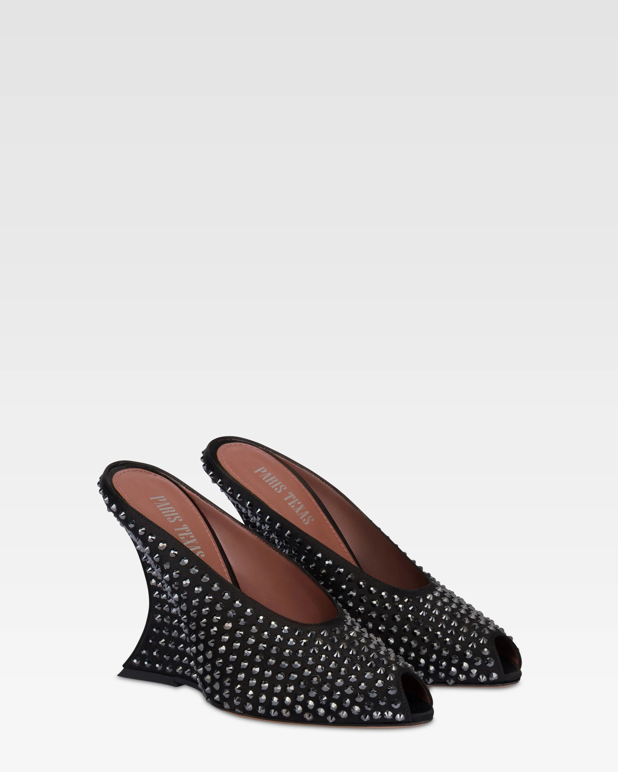 Sabots in black satin with crystals.