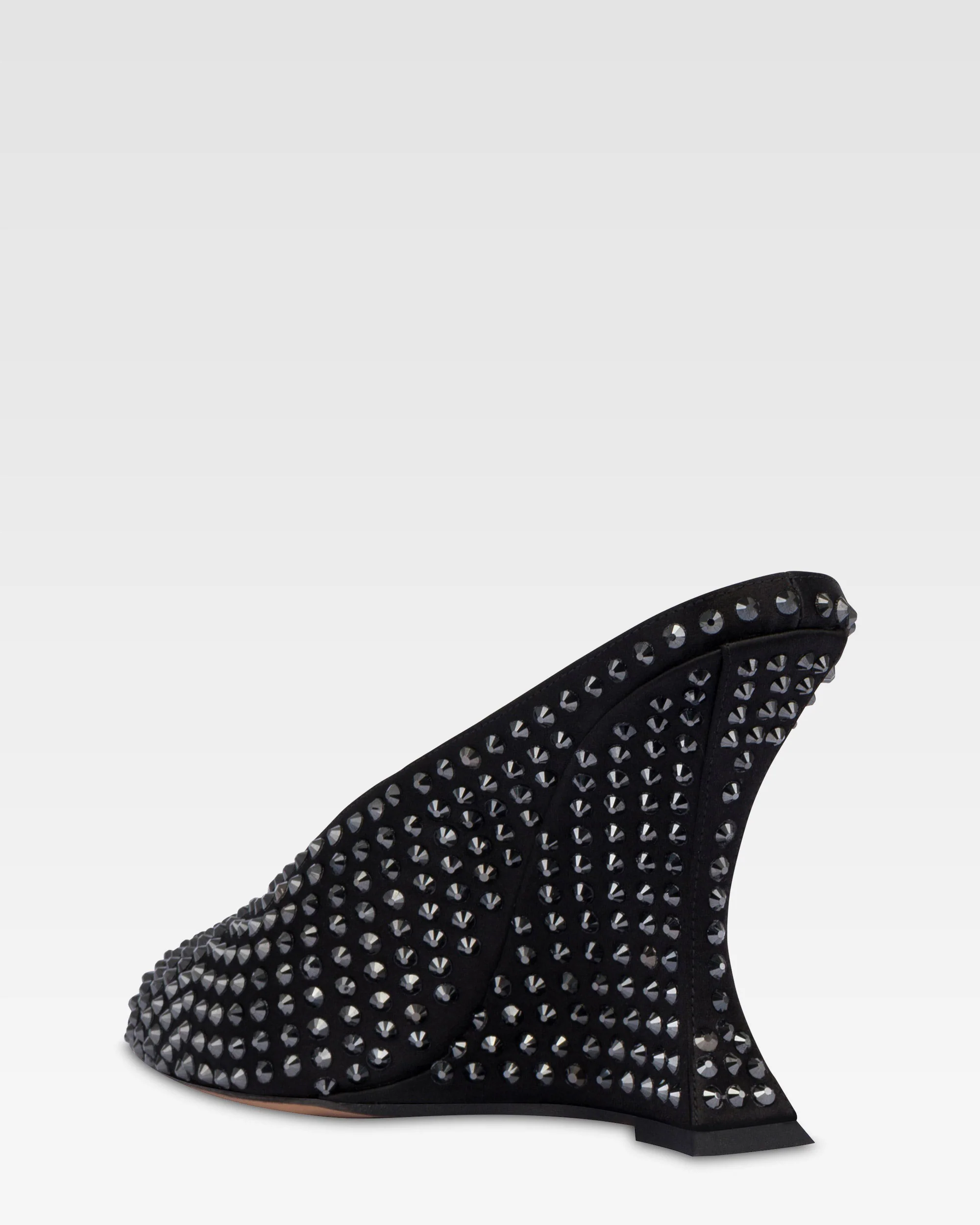 Sabots in black satin with crystals.