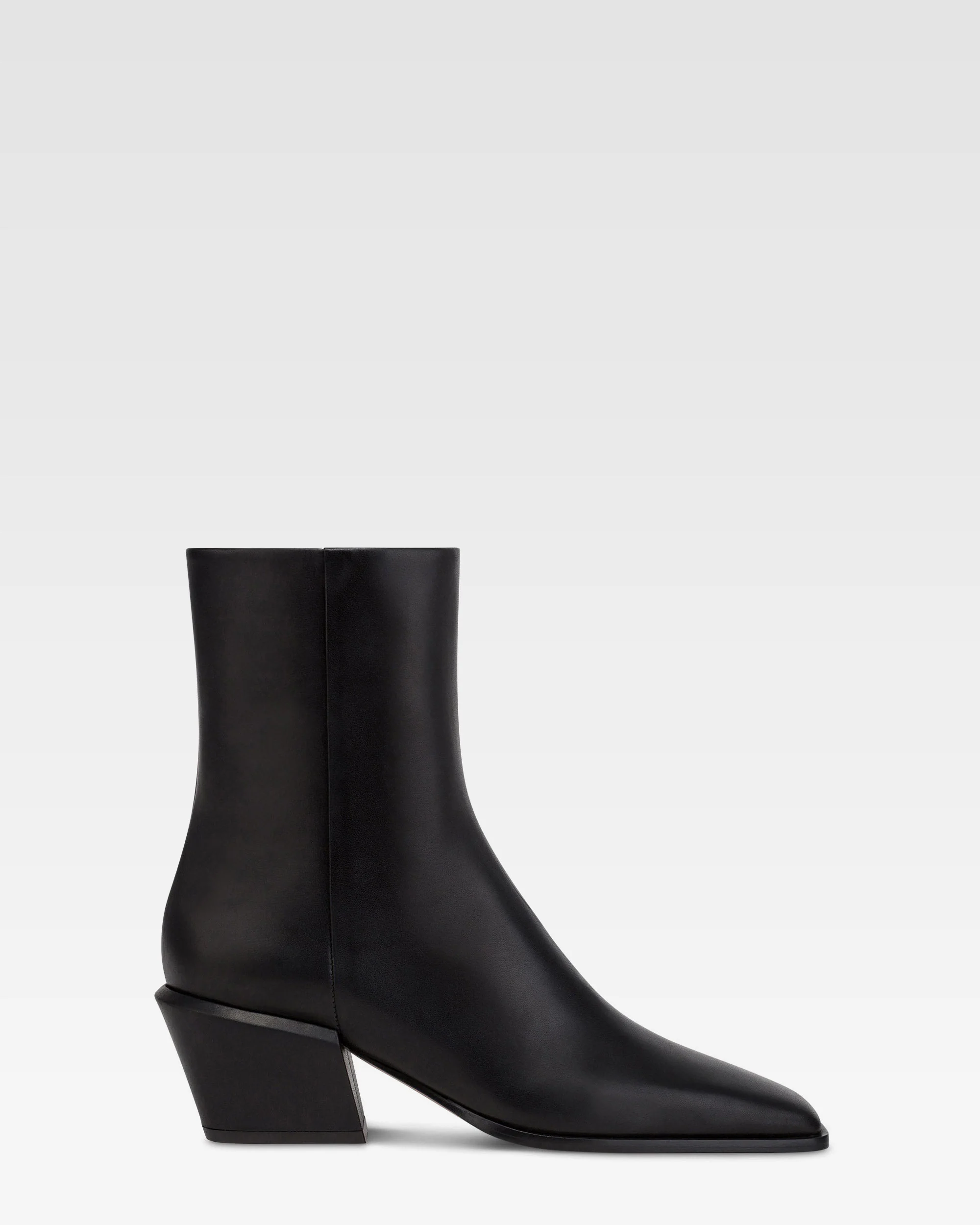 Ankle boots in black calf leather.