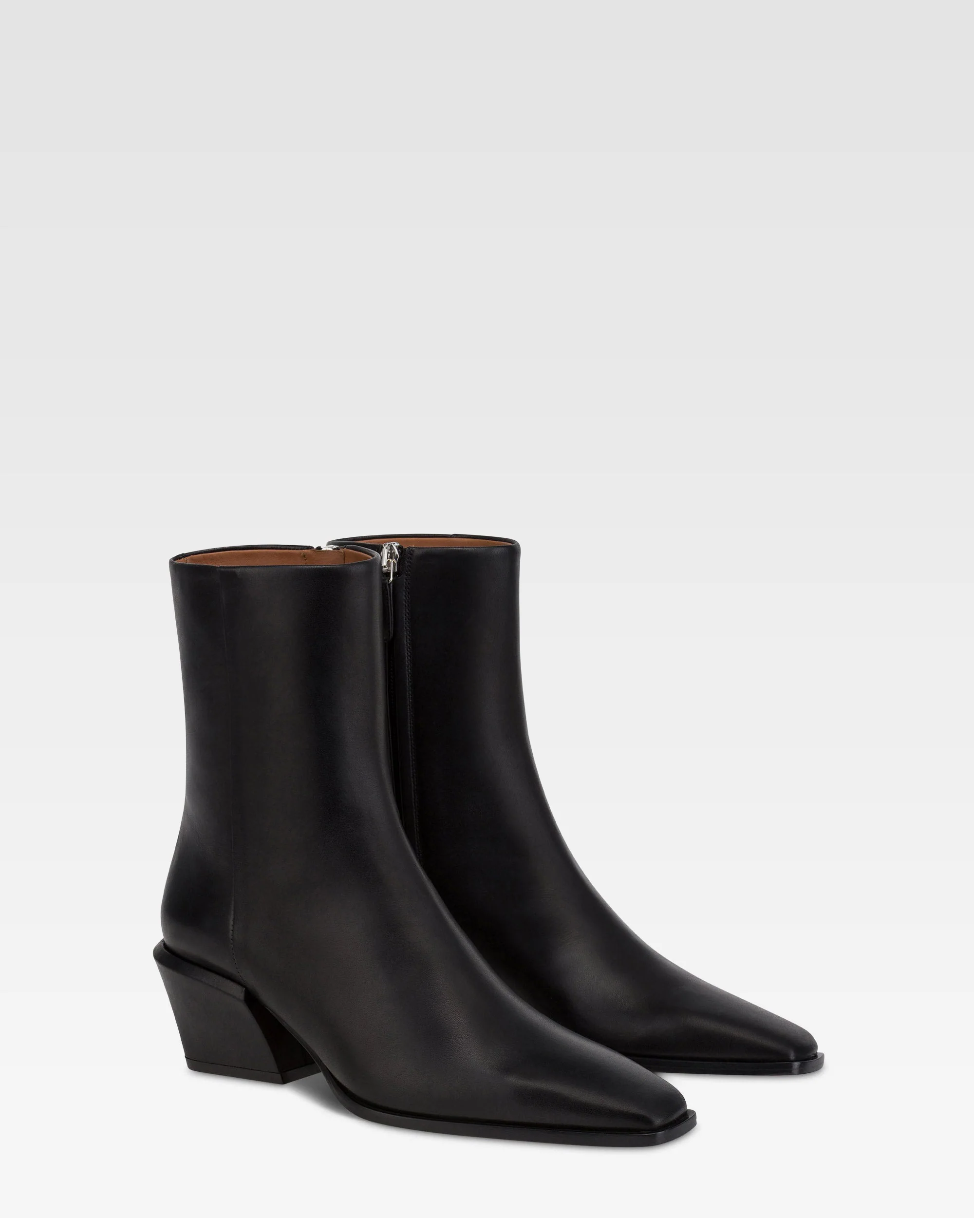 Ankle boots in black calf leather.