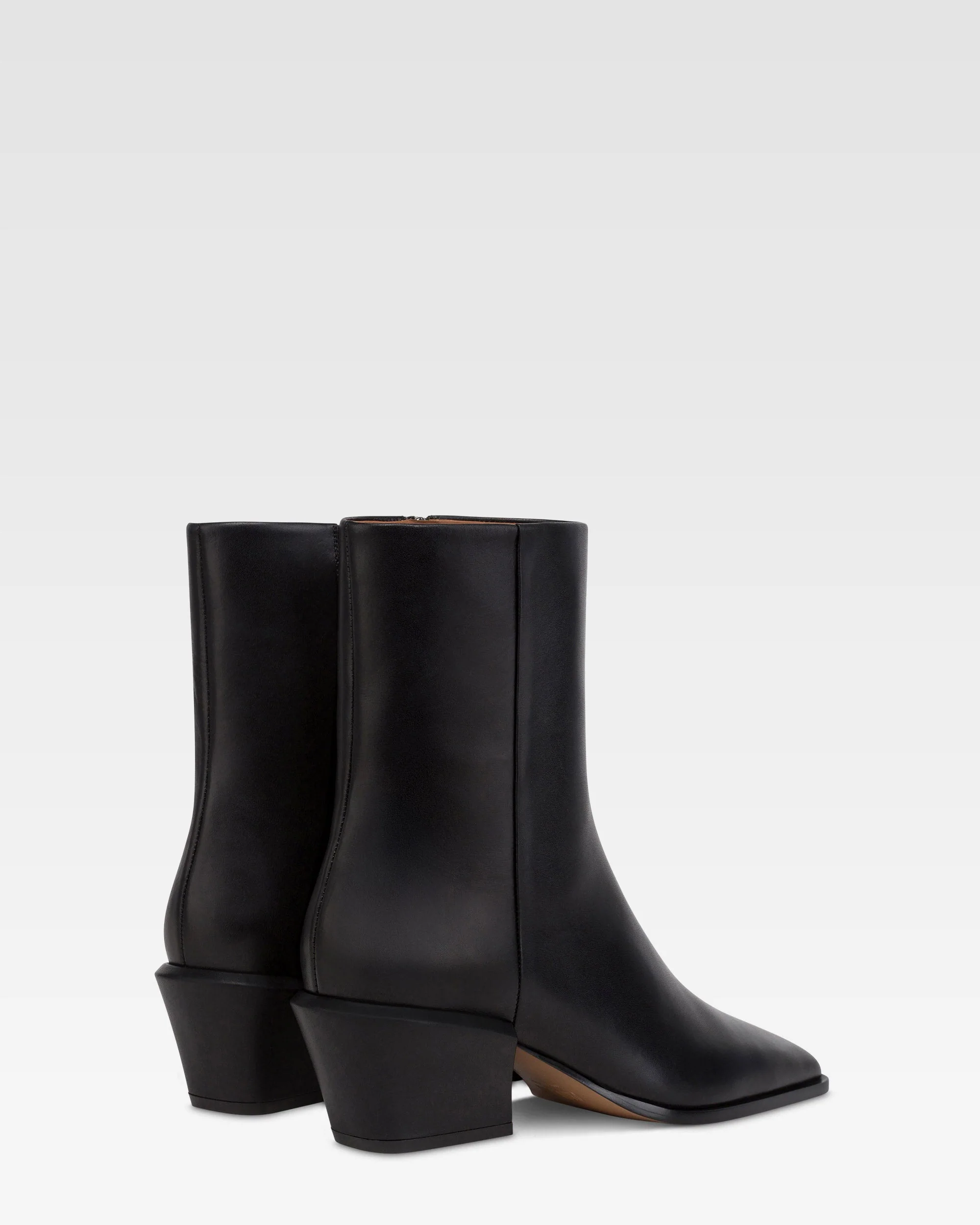 Ankle boots in black calf leather. 3 Ankle boots in black calf leather.