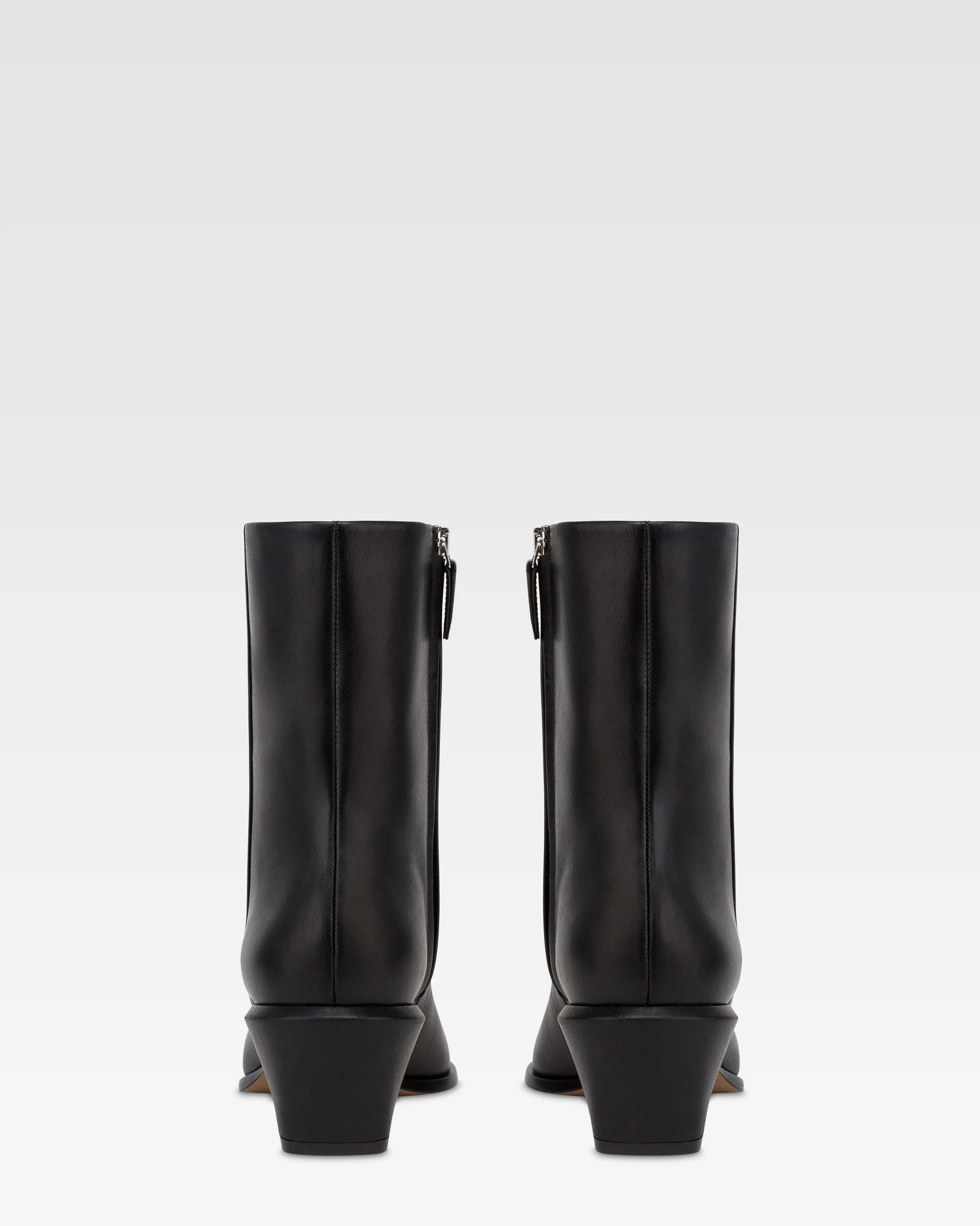 Ankle boots in black calf leather. 4 Ankle boots in black calf leather.