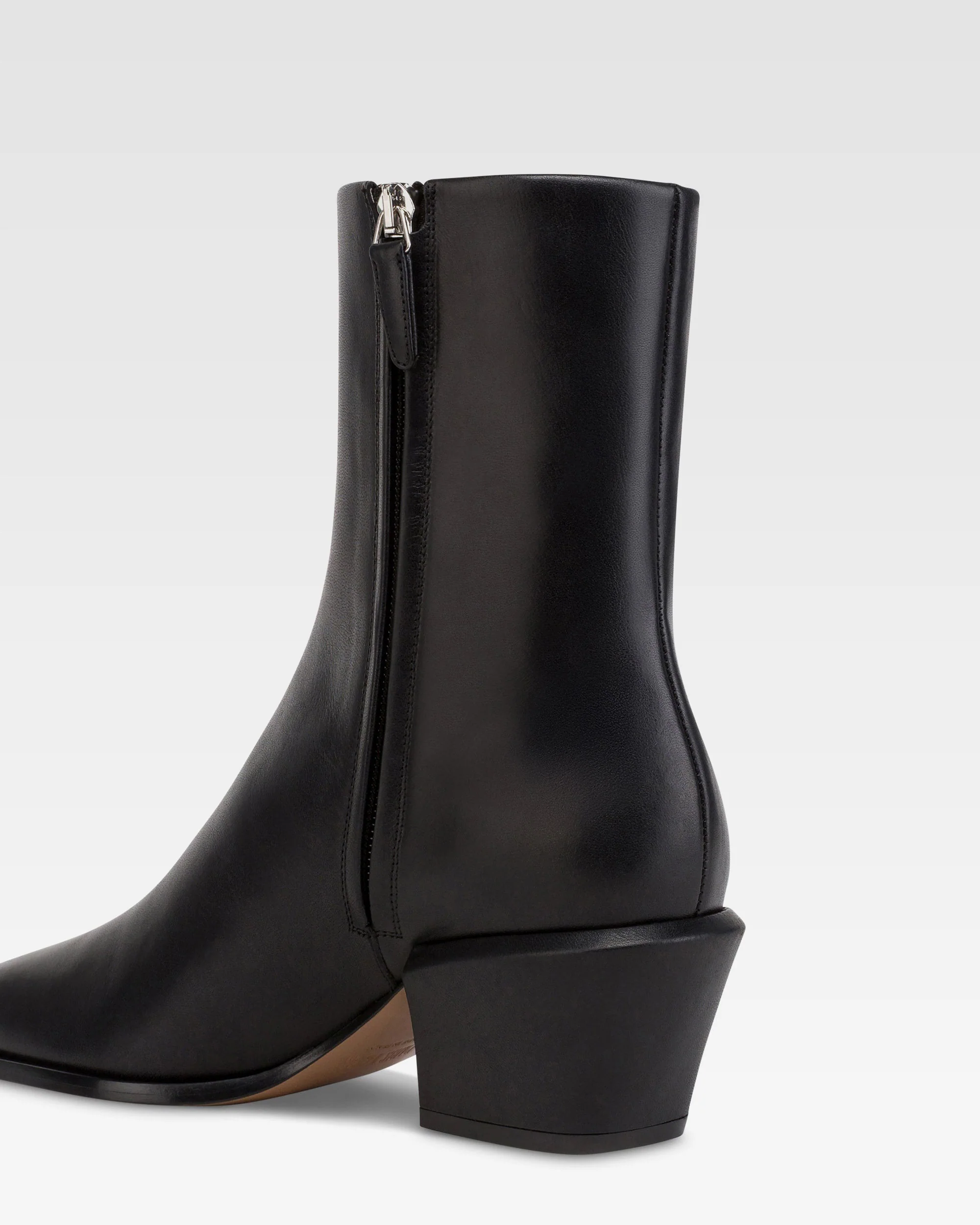 Ankle boots in black calf leather. 5 Ankle boots in black calf leather.